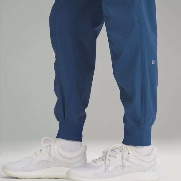 Lululemon Dance Studio Mid-Rise Jogger
Pitich blue - Picture 3 of 8
